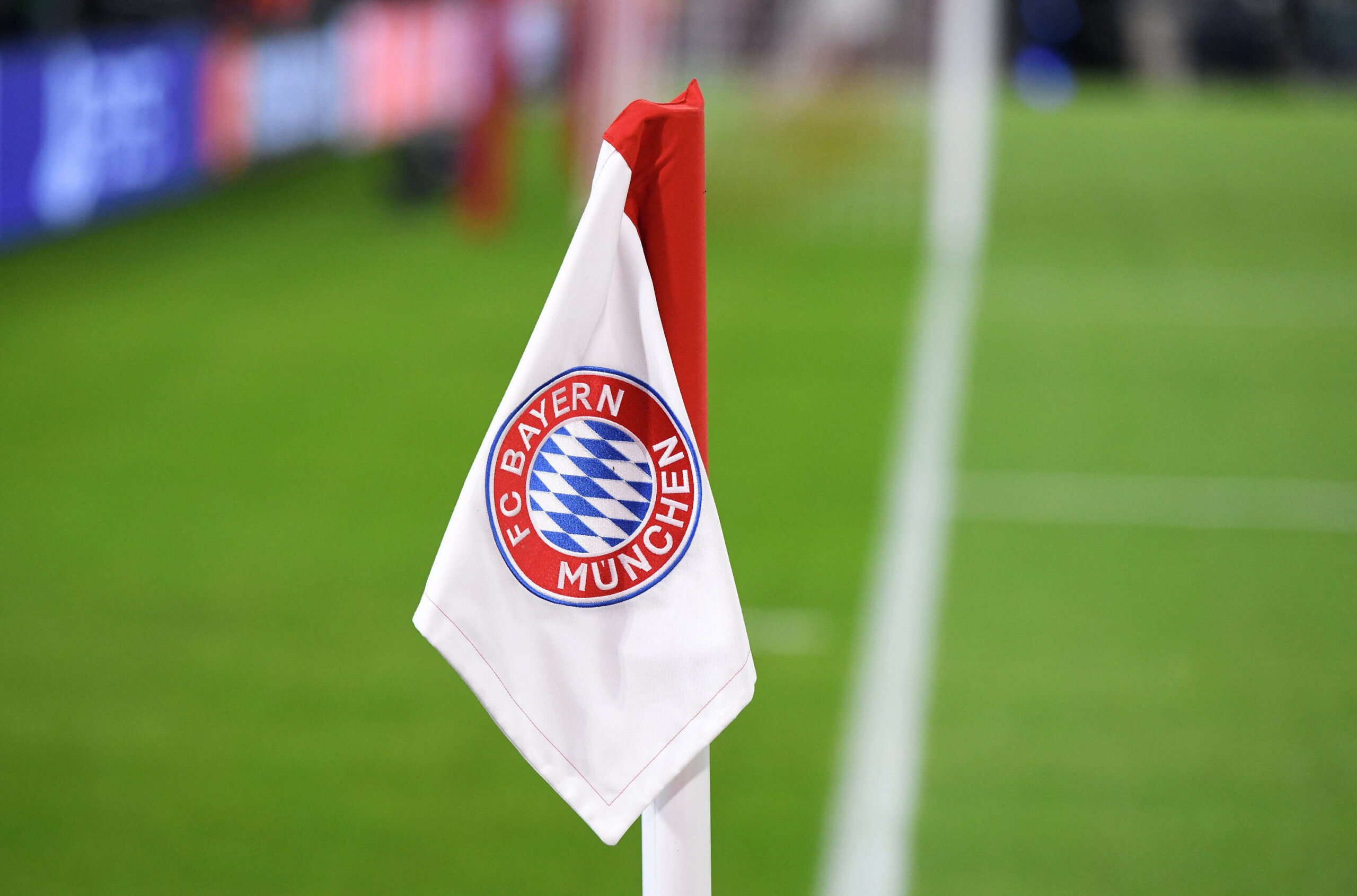 FUSSBALL CHAMPIONS LEAGUE SAISON 2022/2023 Vorrunde Gruppe C 2. Spieltag FC Bayern Muenchen - FC Barcelona, Barca 13.09.2022 Schmuckbild FC BAyern Wappen auf der Eckfahne *** FOOTBALL CHAMPIONS LEAGUE SEASON 2022 2023 preliminary round group C 2 matchday FC Bayern Muenchen FC Barcelona 13 09 2022 decorative picture FC BAyern coat of arms on corner flag / IMAGO / ULMER Pressebildagentur