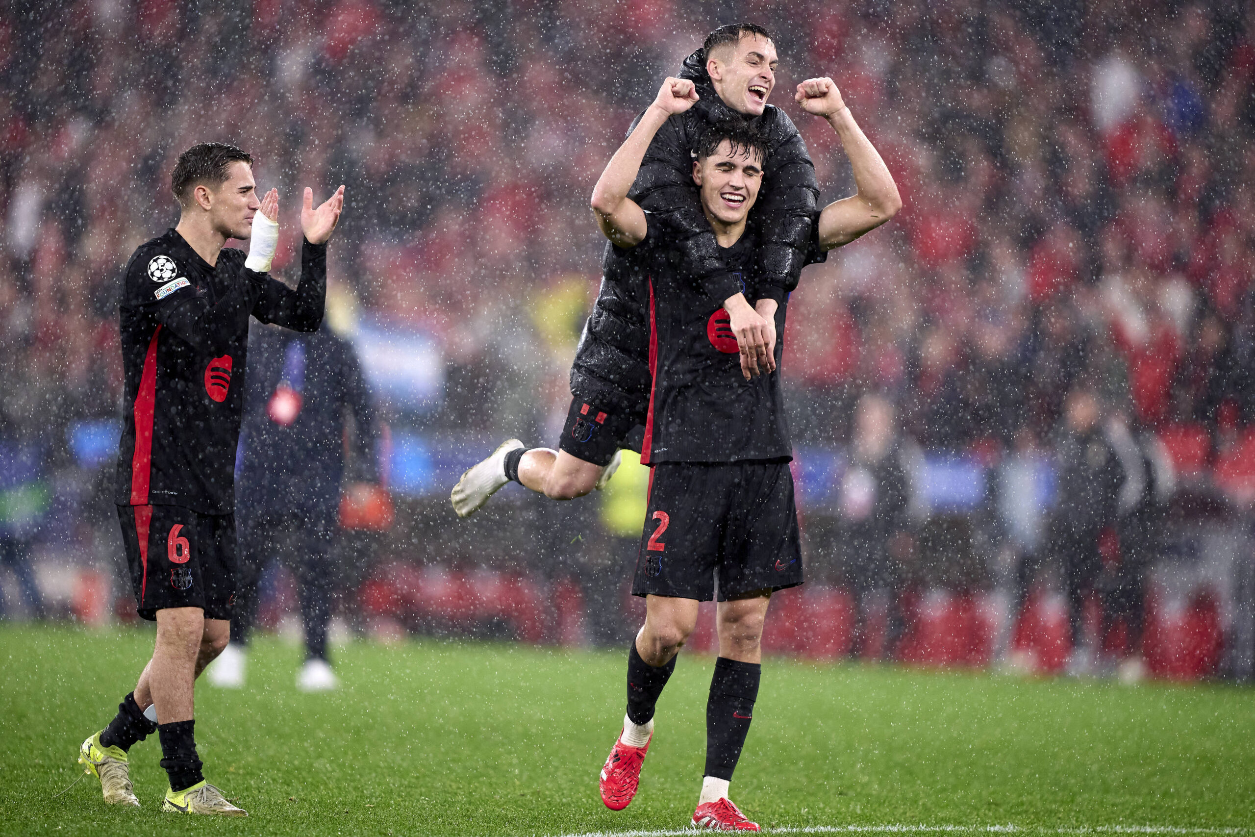 Gavi of FC Barcelona L,Marc Casado of FC Barcelona and Pau Cubarsi of FC Barcelona R celebrating during the UEFA Champions League match between Sport Lisboa e Benfica and FC Barcelona / IMAGO / PGS Photo Agency