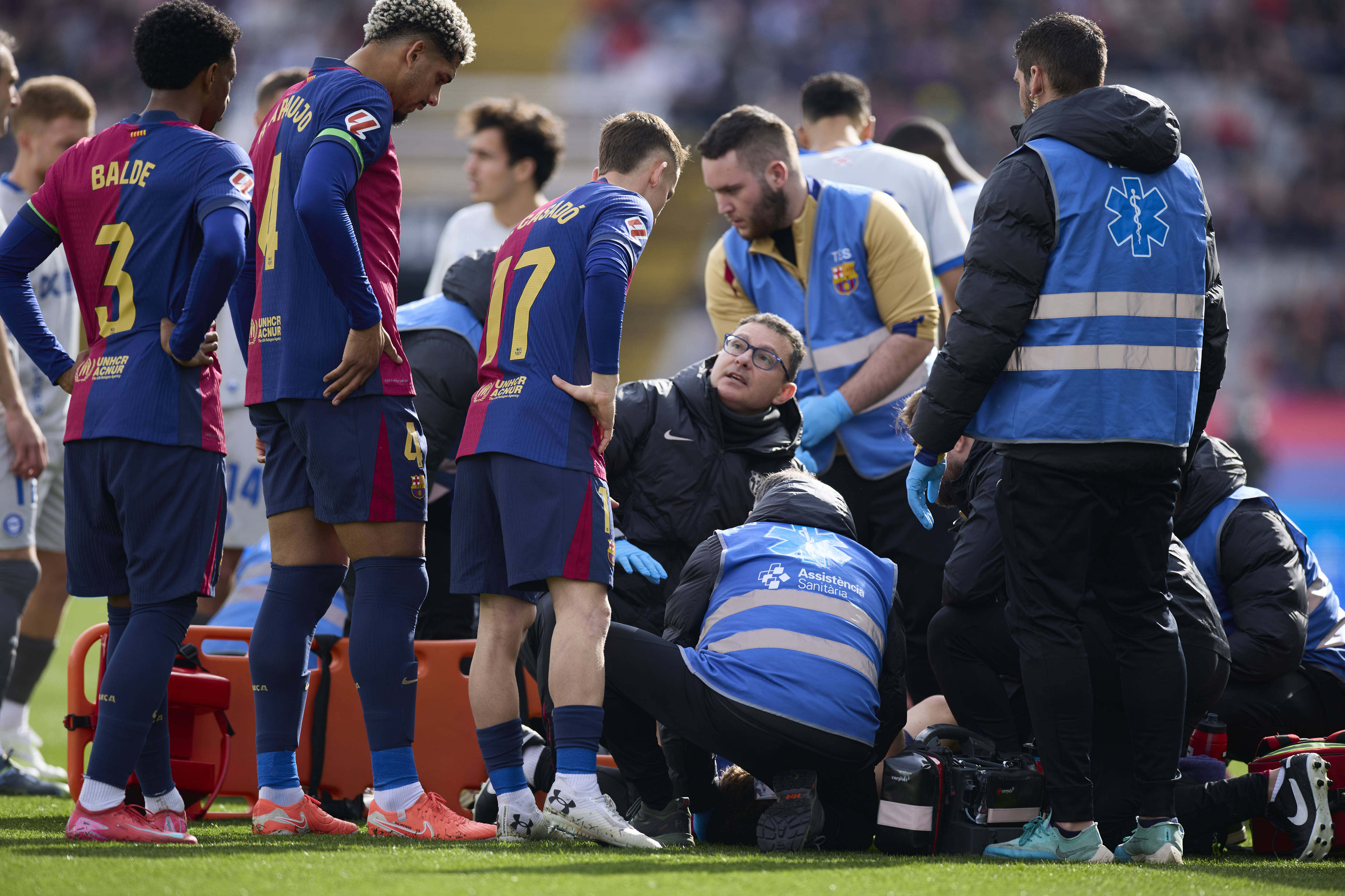 February 2, 2025, Barcelona, Barcelona, SPAIN: Pablo Martin Paez Gavira Gavi of FC Barcelona, Barca its helped by medical services during the LaLiga EA Sports match between FC Barcelona and Deportivo Alaves at Estadi Olimpic Lluis Companys on February 2, 2025, in Barcelona, Spain. Barcelona / IMAGO / ZUMA Press Wire