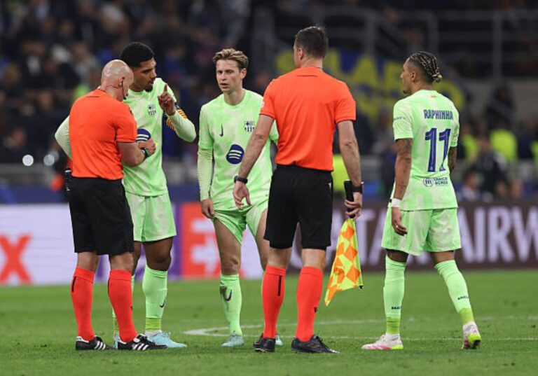 barcelona fc with the refree