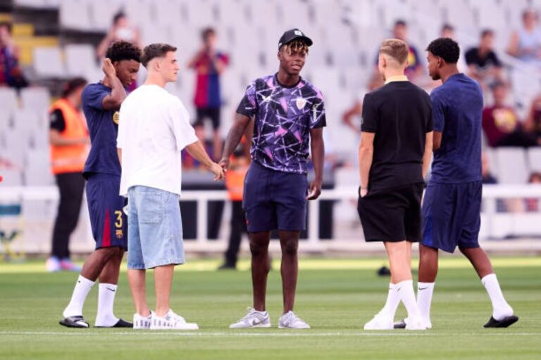 nico williams with barcelona players